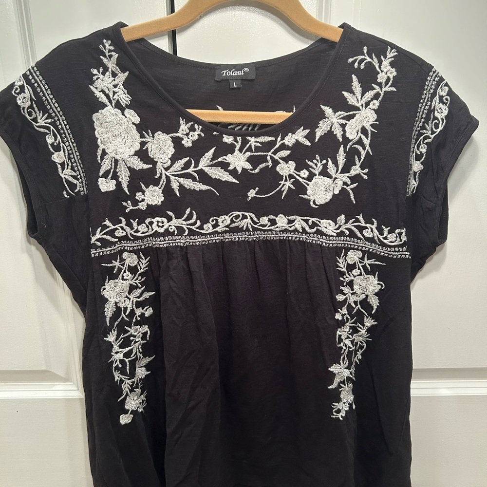 Tolani Black Top with White Floral Embroidery Short Sleeve Large 💯 Cotton Top - Picture 2 of 11